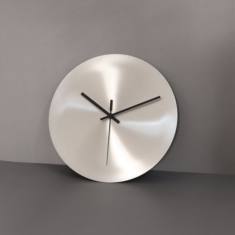 Horloge murale minimaliste en acier inoxydable - Élégante et fonctionnelle !