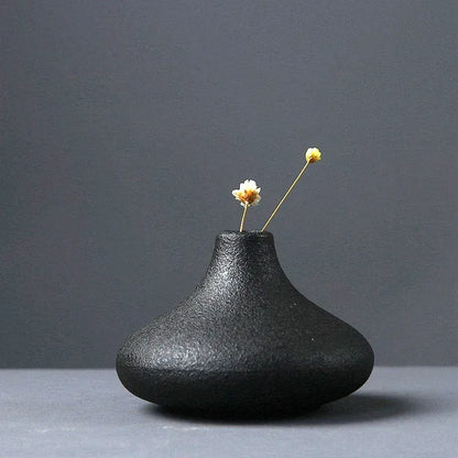 Petit vase japonais en céramique noire