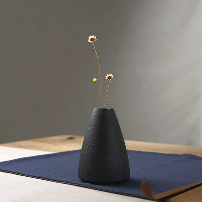 Petit vase japonais en céramique noire